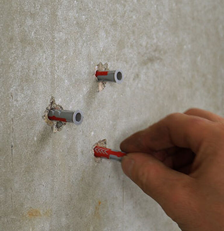 Dübel aus der Wand entfernen mit Hand