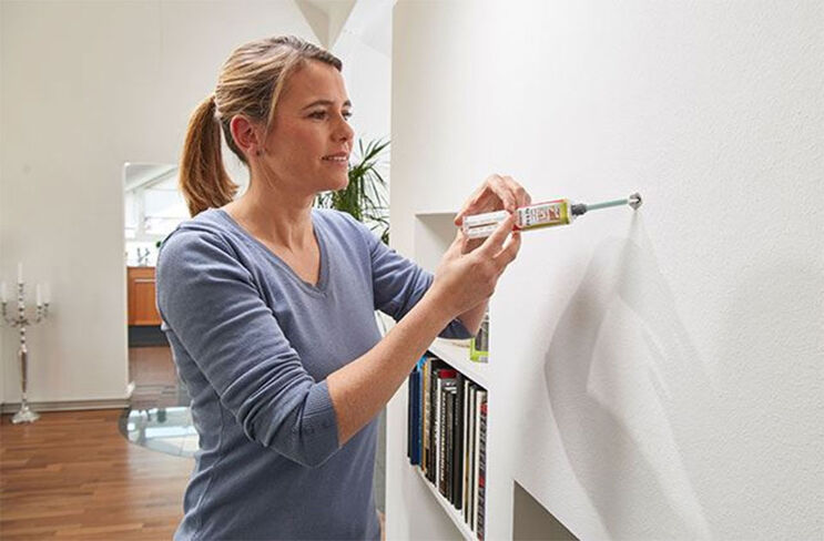 Dübel einkleben mit Montagekleber