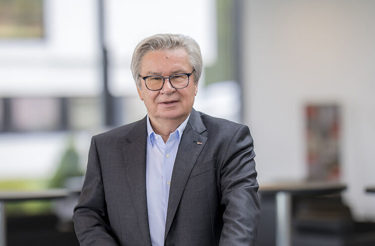 Prof. E. h. (Tongji-Univ.), Dr.-Ing. E. h., Senator E. h. E. h., Dottore Magistrale ad honorem,  Dipl.-Ing. (FH) Klaus Fischer, Inhaber, Vorsitzender der Holding und Vorsitzender des Beirats  der Unternehmensgruppe fischer