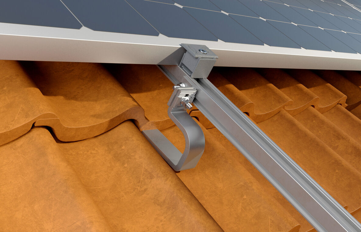 Detail střešního háku, profilu a solárního panelu