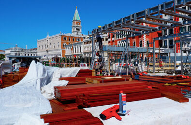 Nuovo pontile per approdo a Venezia.
