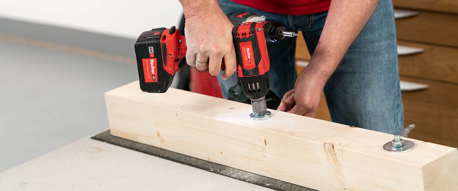 Holzbalken auf Beton befestigen: So funktioniert's