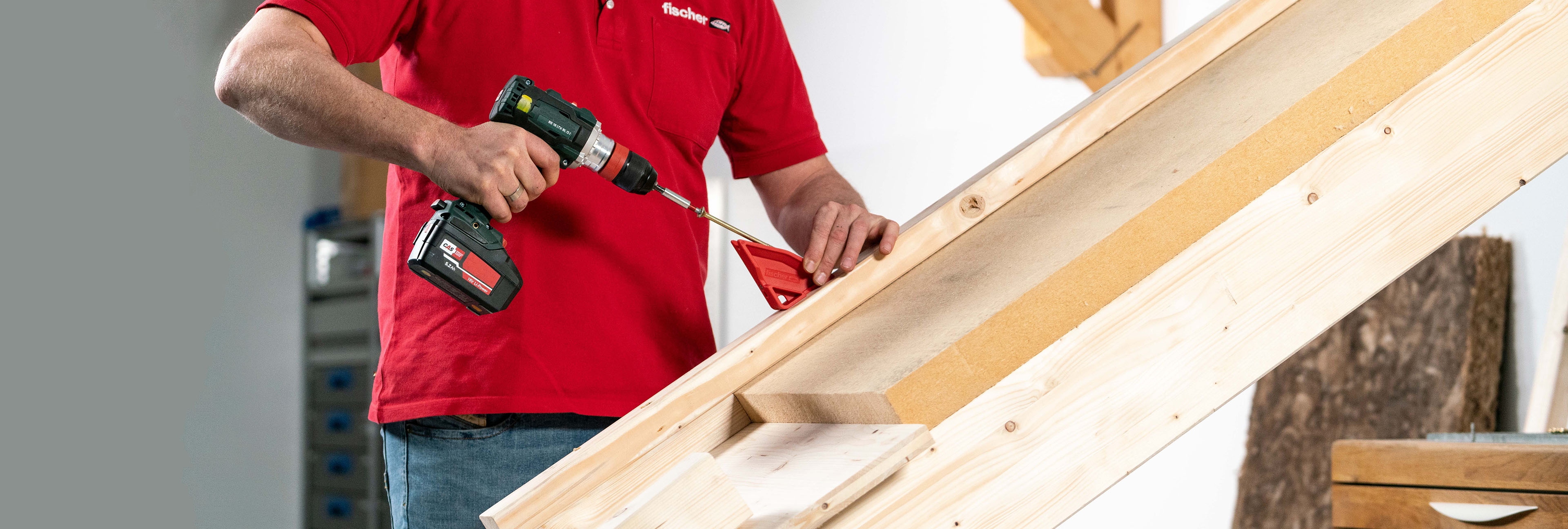 Festmacher Stefan montiert eine Aufsparrendämmung.