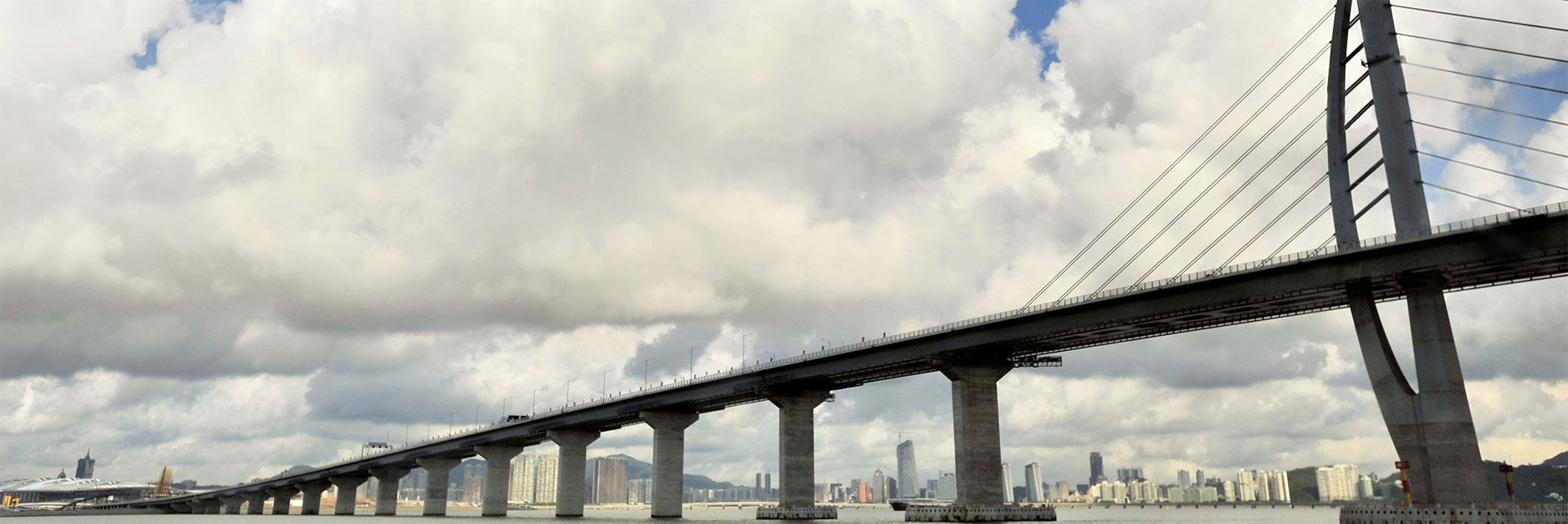 Sicherer Halt für längste Brücke über dem Meer 