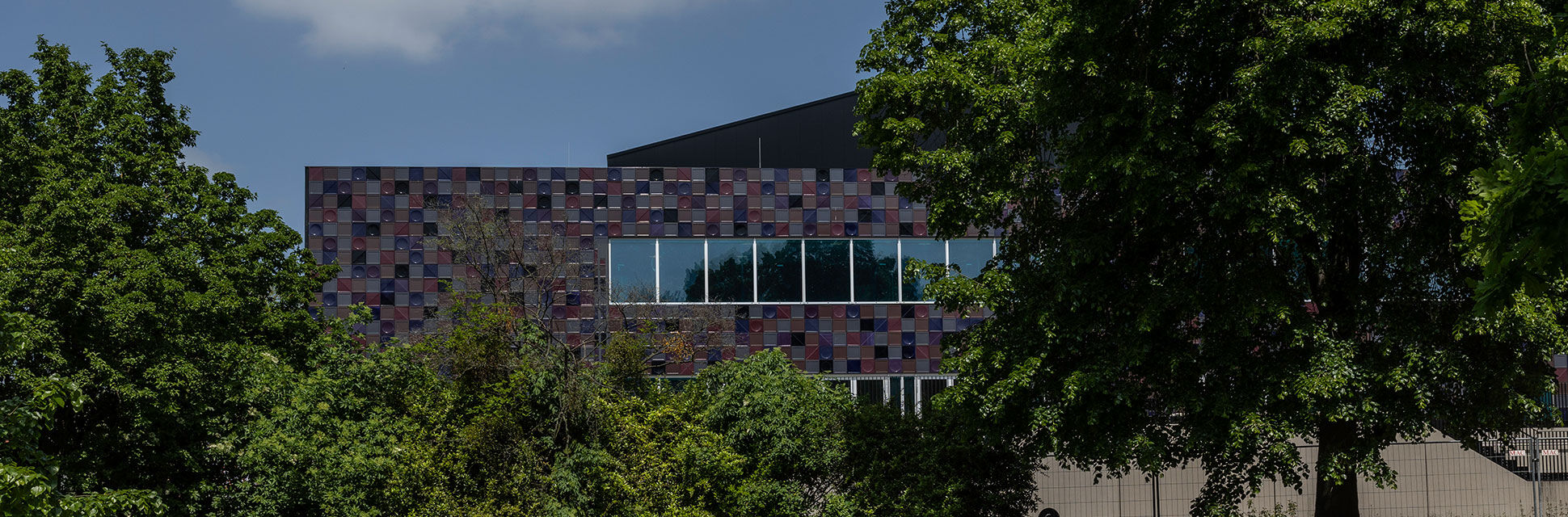 Buntes Treiben an der Fassade