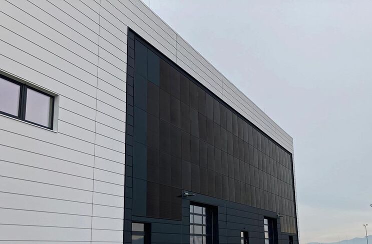 PV modules on a large surface: The solar facade of the new production, development, logistics and office building of Fenecon in Iggensbach (Bavaria) increases the sustainability and cost-effectiveness of building operations through alternative electricity generation from solar energy.