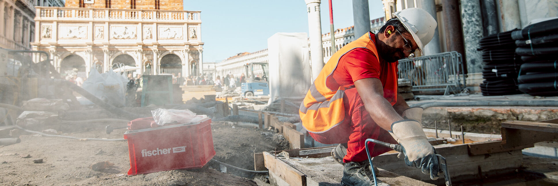 fischer festigt gläserne Schutzwand des Markusdoms