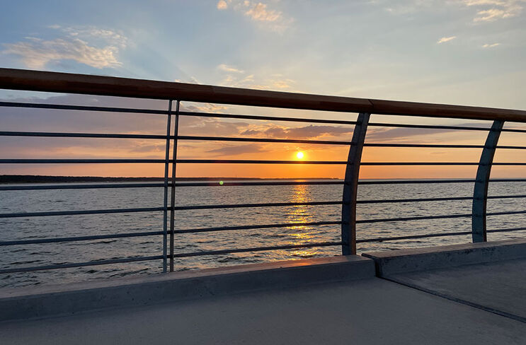 Supporting instead of falling: An approval-compliant steel railing from the commissioned company Norcons GmbH from Sundhagen protects people and infrastructure on the new sea bridge at Prerow - mounted with chemical fastening solutions from fischer.