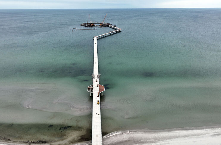 Going over water: The longest sea bridge currently being built in the Baltic Sea runs 720 m from the beach entrance to the teardrop-shaped island harbour.