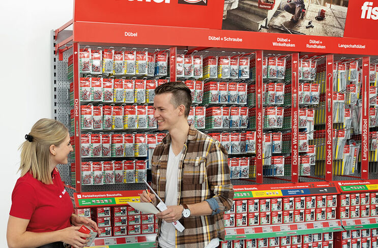 Lokaler fischer Händler im Gespräch vor Sortiment 