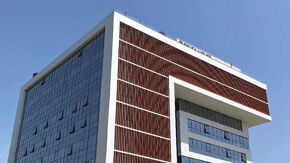 La facciata del nuovo edificio Delta Holding a Belgrado
