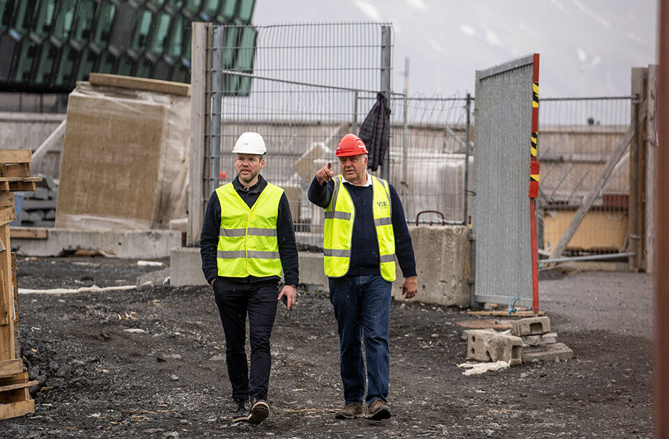 Trust plays an important role: Construction supervisor Höskuldur Arnarson (l.) and Stefan Schrag, Project Manager at fischer/BWM (r.).