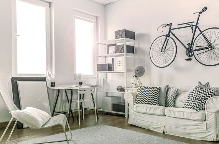 Kleine Wohnung mit weißen Möbel