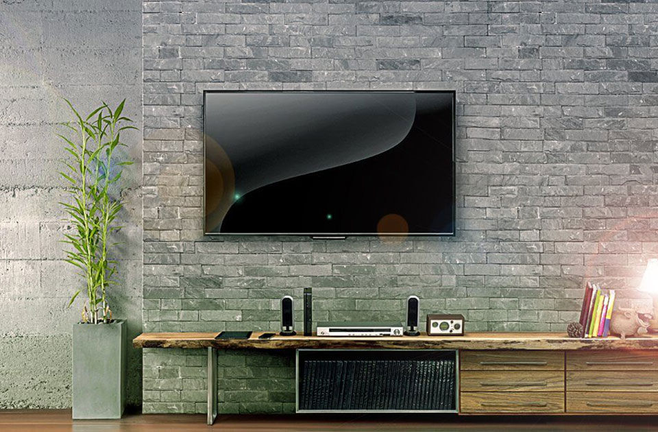 TV an der Wand 